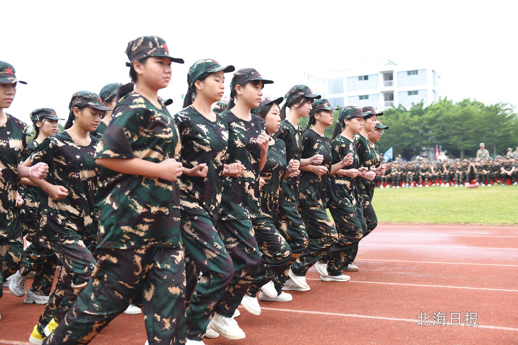 舉行新生軍訓會操 展現良好精神風貌